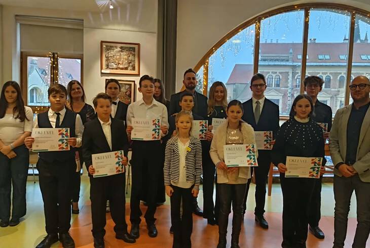 A kult�ra ter�let�n kimagasl� teljes�tm�nyt el�rt n�vend�keink elismer�sben r�szes�ltek