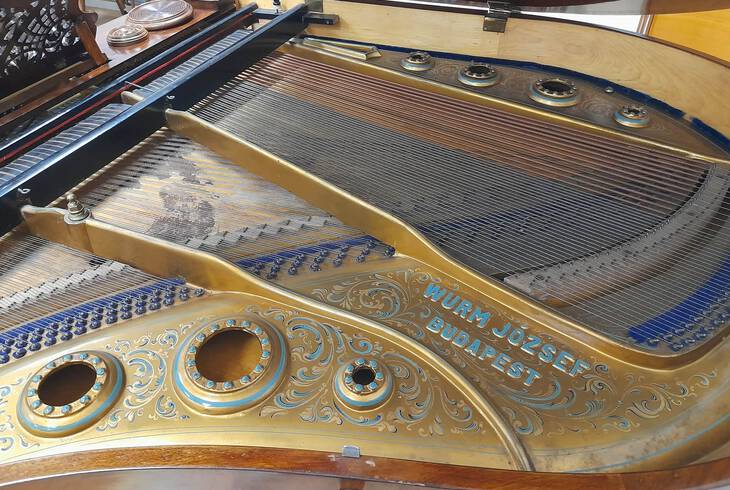 Nagylelk� sz�l�i felaj�nl�snak k�sz�nhet�en, iskol�nk egy gy�ny�r�, muze�lis Wurm J�zsef zongor�val lett gazdagabb