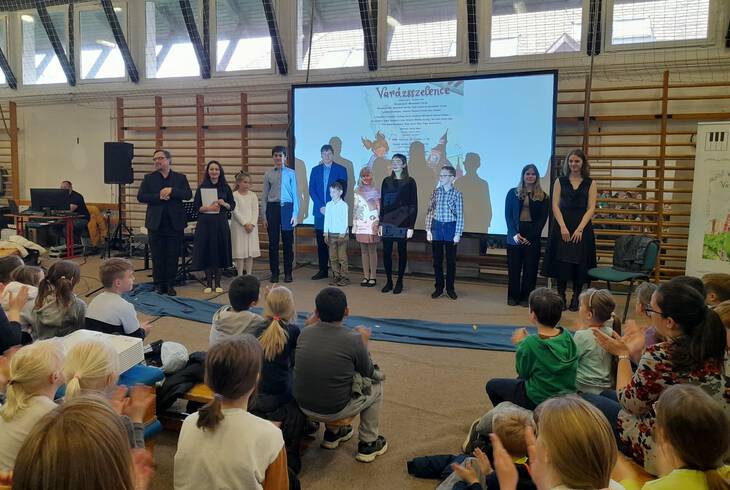 Cserszegtomaji kihelyezett tagozatunkon a Var�zsszelence c�m� el�ad�st hallgathattuk meg