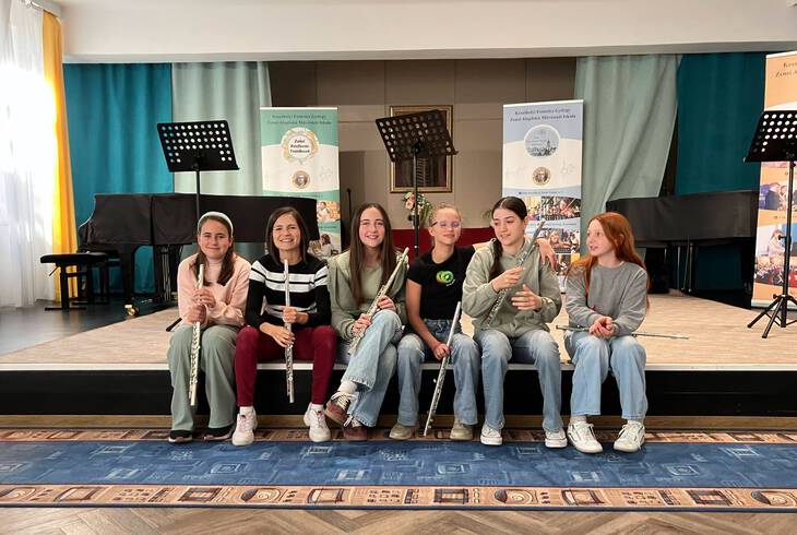 Nagyszer� hangulat� k�z�s �ra Papp-Cs�v�ri D�ra tan�rn� fuvola tanszak�n‼️🎼✌️