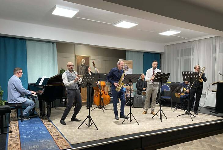 Az id�n is sz�nvonalas �s v�ltozatos produkci�kkal aj�nd�kozt�k meg a k�z�ns�get iskol�nk tan�rai