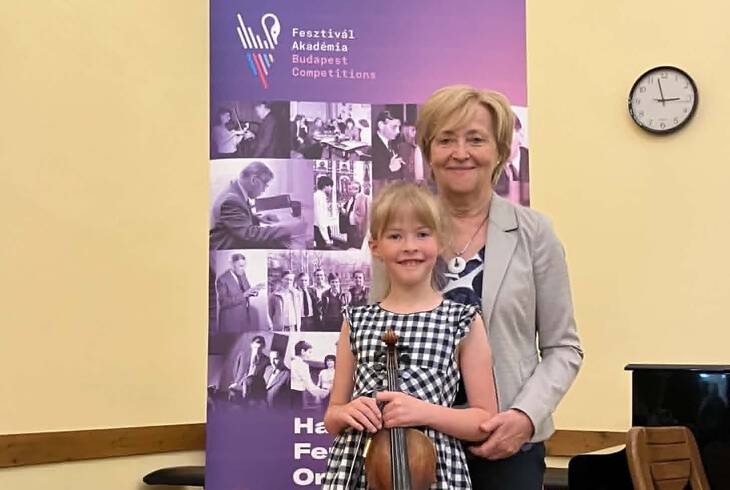 A Kaposv�ron megrendezett IV. Hal�sz Ferenc Orsz�gj�r� Tehets�gkutat�n K�lm�n Gr�ta Bogl�rka korcsoportj�ban egyed�lik�nt arany�rmet szerzett‼️🥇🎻