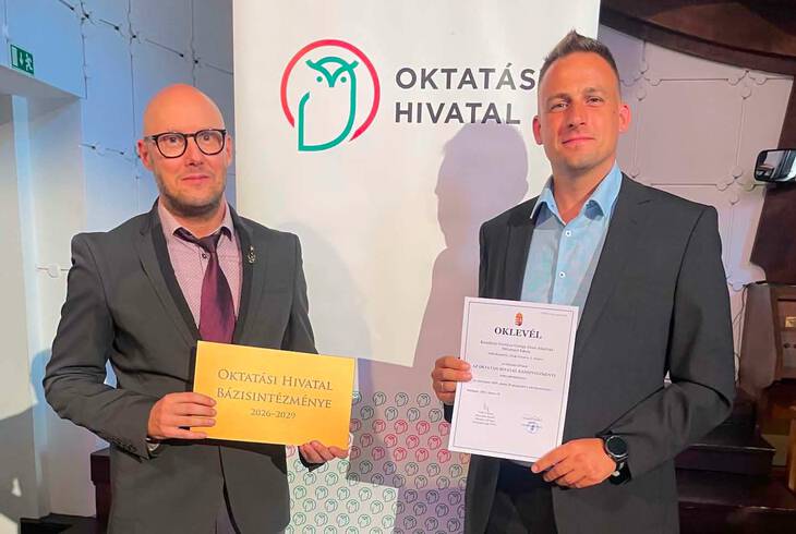 Oktat�si Hivatal B�zisint�zm�nye kit�ntet� c�m �nnep�lyes �tad�sa