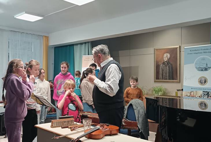 T�tt� Vilmos n�pzen�sz-gy�jt� tartott hangszerbemutat�t iskol�nkban