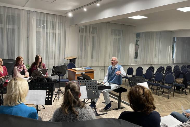 Deky Istvn nyugalmazott zeneelmlet tanr r eladsa egykori tantvnyai krben