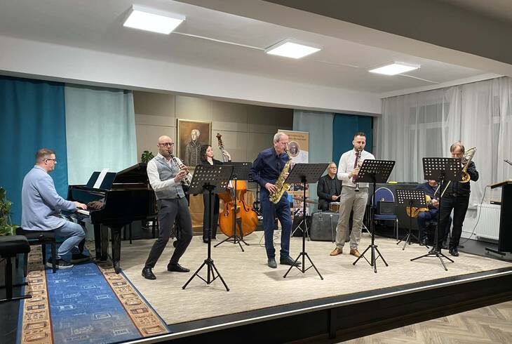 Az id�n is sz�nvonalas �s v�ltozatos produkci�kkal aj�nd�kozt�k meg a k�z�ns�get iskol�nk tan�rai