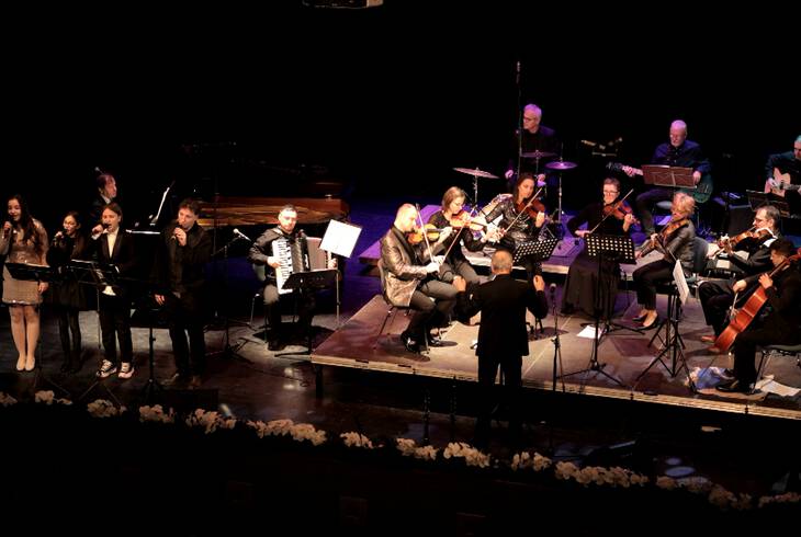 A zene, az maga a szeretet - �j�vi koncert a Balaton Sz�nh�zban