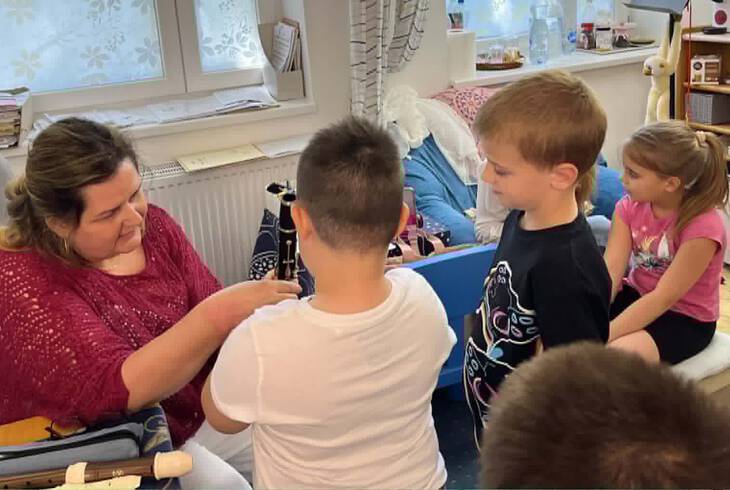 GYERE BE A ZENESULIBA - NY�LT NAPOT TARTOTTUNK ISKOL�NKBAN